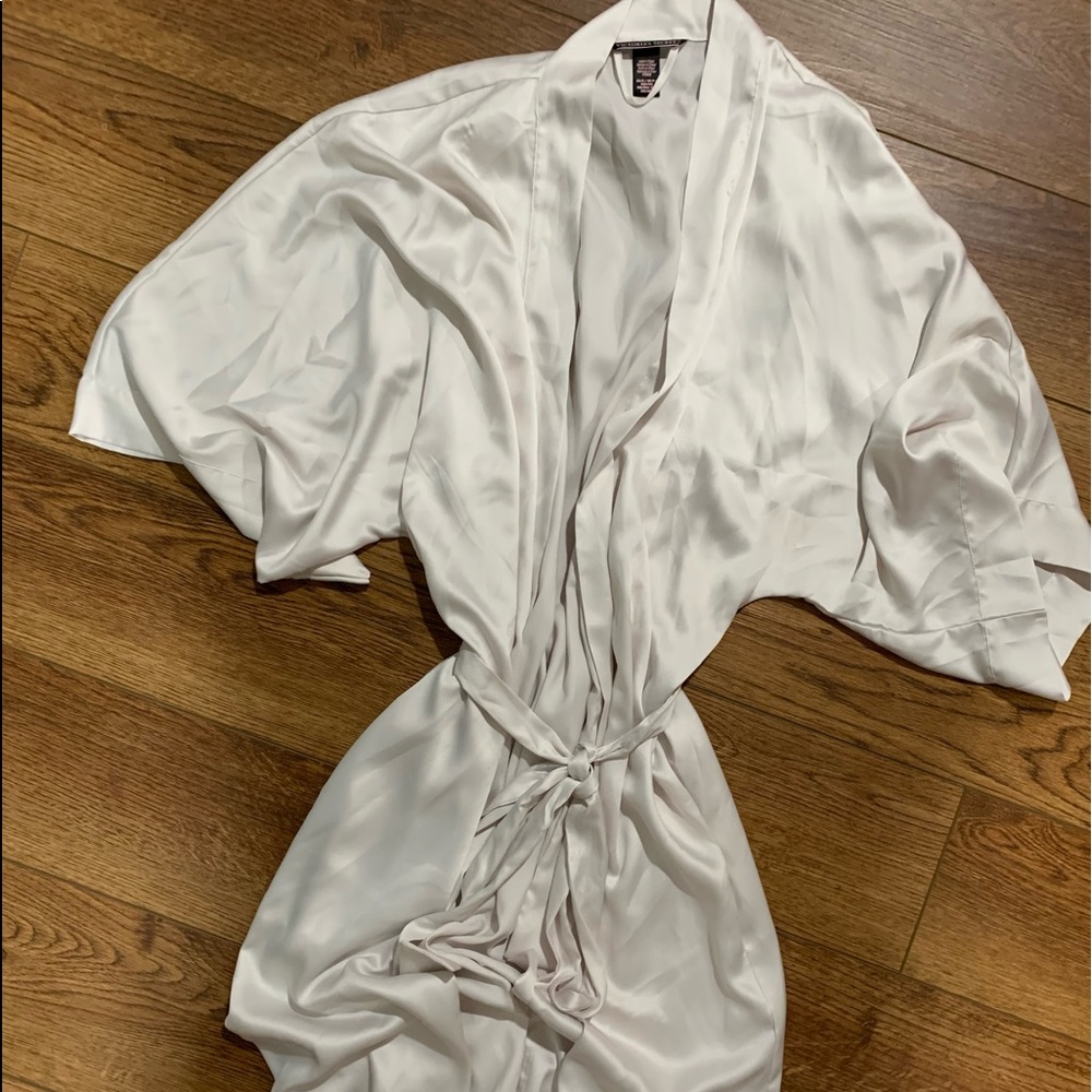 White VS robe & lingerie